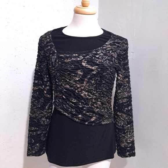 Frank Lyman |Black & gold asymmetrical crinkled fabric with button detai… - Picture 2 of 10